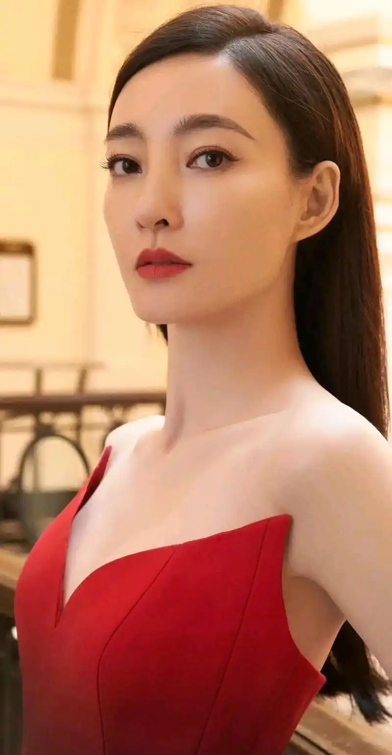 王丽坤气质性感红裙