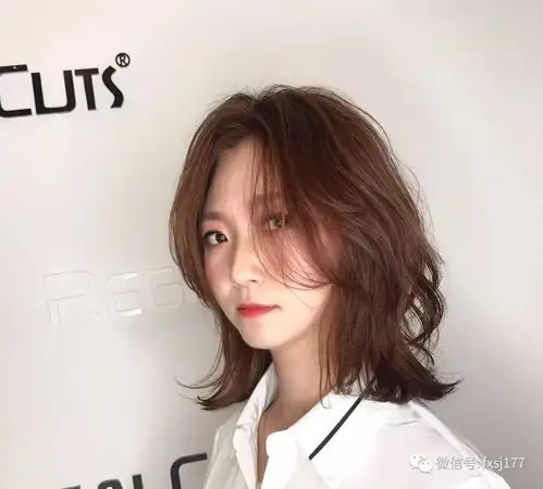 今年流行人鱼短发烫让你摆脱平庸感