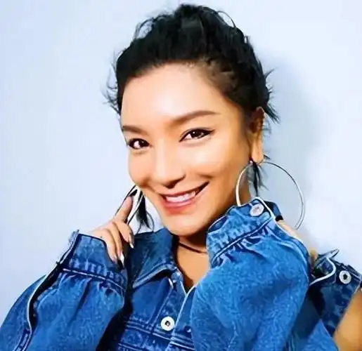 回顾超女冠军江映蓉因整容失败像怪物全身只剩眼珠是自己的