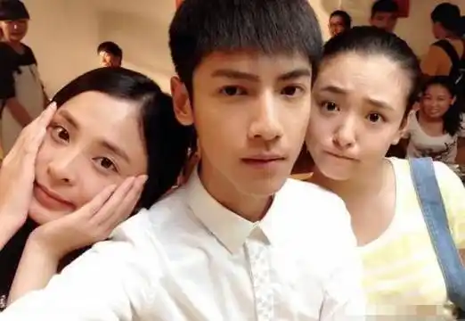 2,钟汉良和唐嫣两个人在一起对戏,瞧唐嫣有忍不住笑场了.