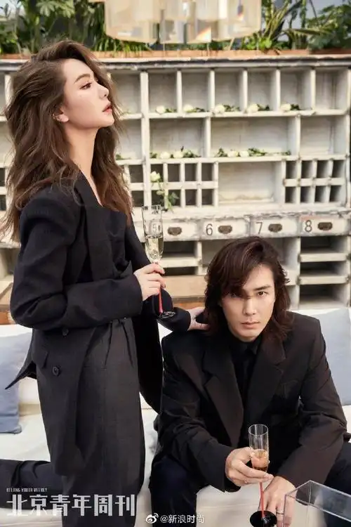 杂志架#【戚薇李承铉情侣封面】@戚薇@李承铉x 《北京青年周刊》