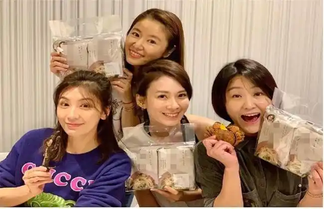 林心如贾静雯罕见同框,无形中暴露小缺点,网友:幸福肥