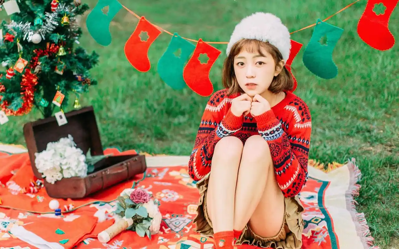 可爱短发少女圣诞主题写真桌面壁纸