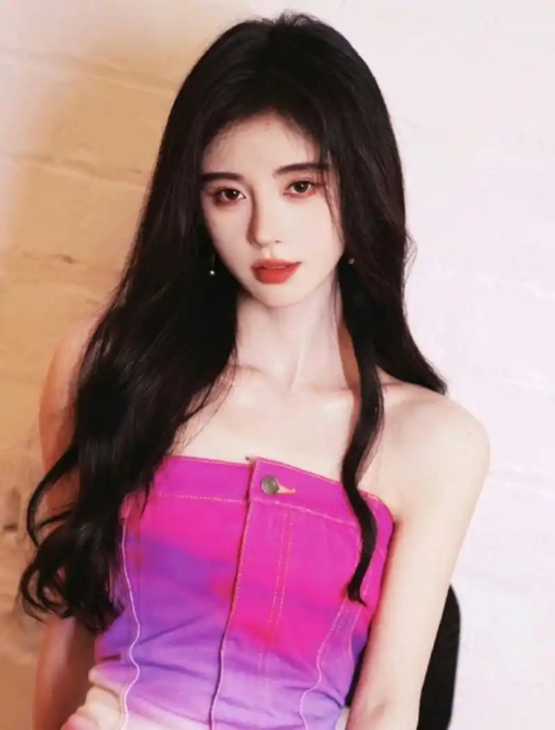 照片中,鞠婧祎身着粉色抹胸裙,清新亮丽,优雅迷人,让人眼前一亮.