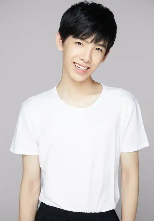 还记得《古剑奇谭》的小屠苏吗?现在15岁了,网友:校园男神!