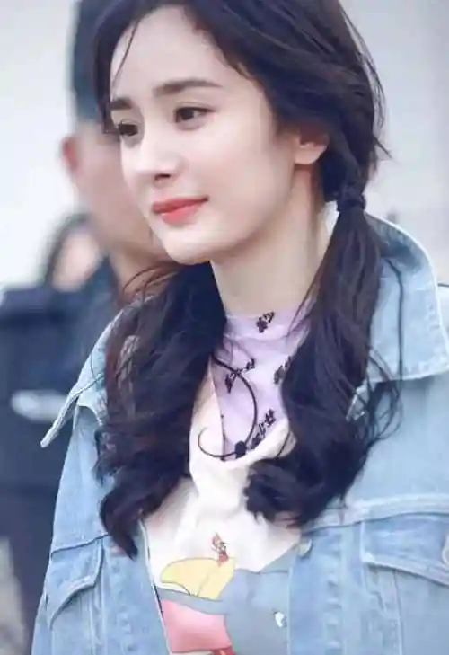 高发际线女孩告别高马尾吧,小心暴露缺点,4款发型让你更有气质