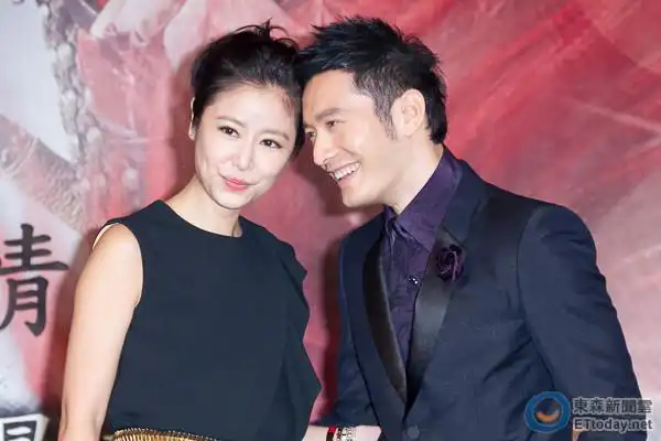 黄晓明被问「baby」好尴尬 丢下林心如先落跑