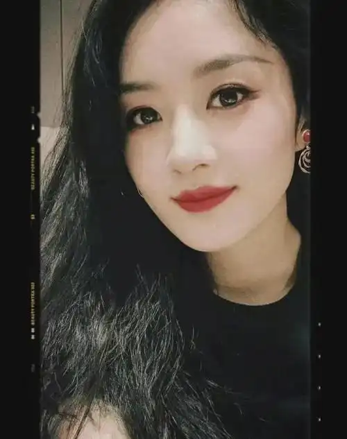 赵丽颖晒黑色吊带自拍发文内容引热议期待下一个假期