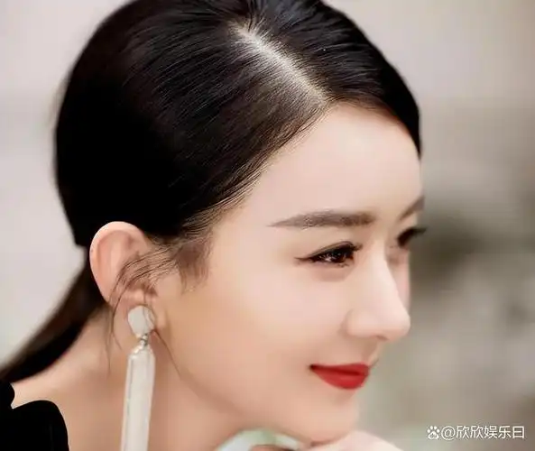 她头顶的那条"白线"在与头皮紧密贴合的发型下显得格外醒目.