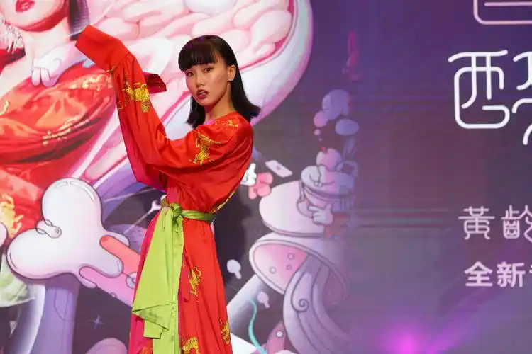 浴室歌后×桃醉黄龄携新专《醉》 大开"睡衣趴"自在肆玩音乐__凤凰网