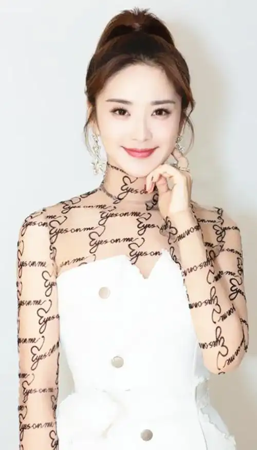 湖南卫视的新晋"小花旦"刘烨是其中一位才貌双全的女子,不仅仅主持人