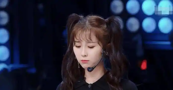 虞书欣刘亚楠同台pk,蔡徐坤问谁先,谁注意虞书欣做法?