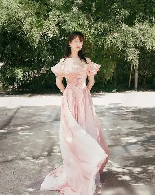 杨紫又瘦又美了!身着樱花粉露肩长裙甜美少女,高调秀出苗条身材