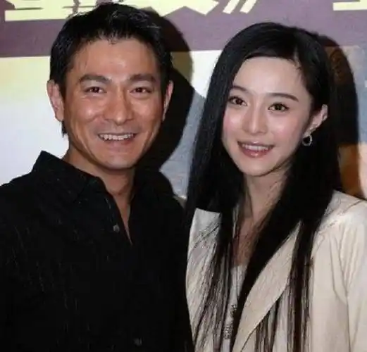 刘德华和女星合影都是微笑,但是在她面前,连"形象"都不顾_时候_明星