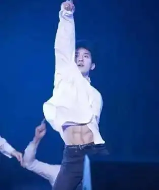 tfboys长腿腹肌锁骨要啥有啥 这是要逆天吗!