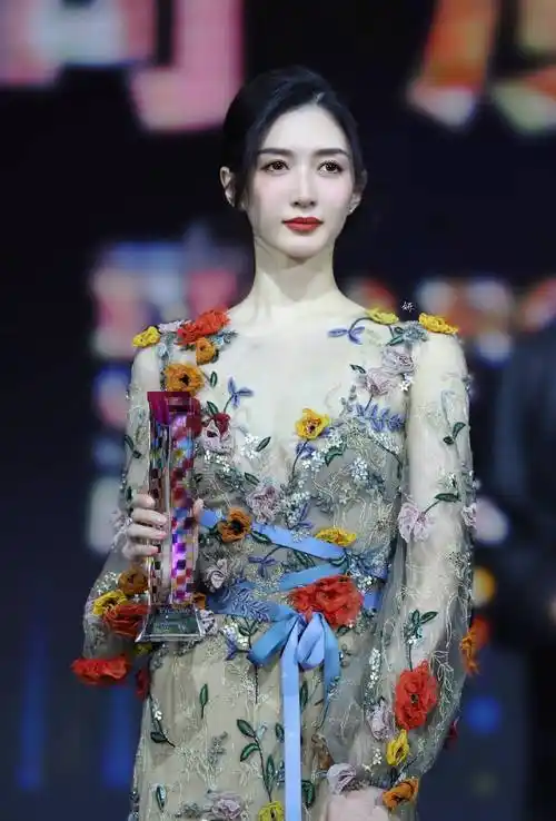 这是江疏影绣花长裙坐在沙发的照片.