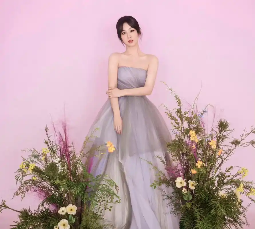杨紫520营业照来了,多款婚纱造型太百变,你pick哪一套?
