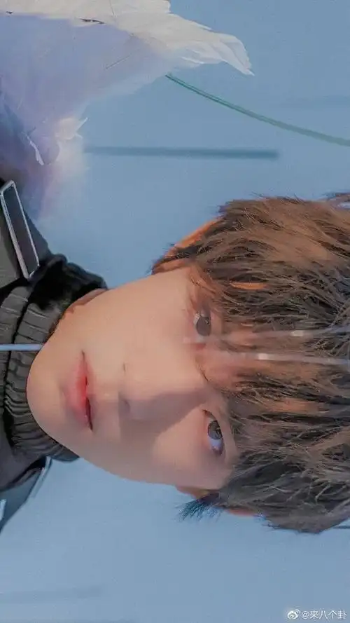 易烊千玺送你一朵小红花