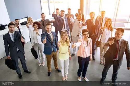 集体点赞的外国商务人士合影高清摄影图片