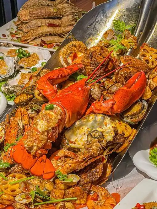 都知道青岛海鲜好吃可是这么豪横的上菜方式你体验过吗满满一铁锨的