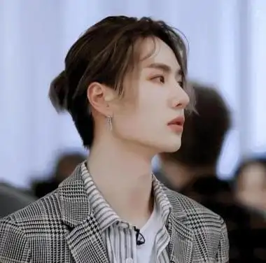 明星留丸子头,展现不同魅力,帅气十足!