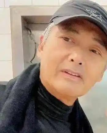 66岁周润发近照状态曝光,穿紧身运动服不见赘肉,两鬓头发已斑白_身材