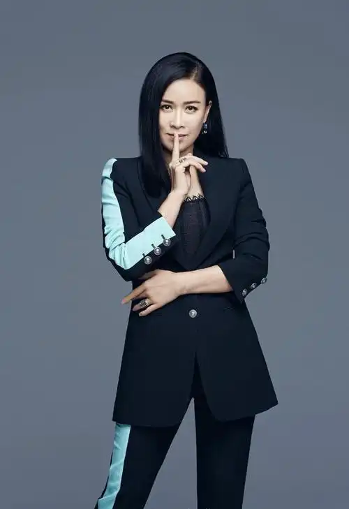 总的来说,那英的近照为我们开启了一场关于年龄,美丽和艺术的对话.