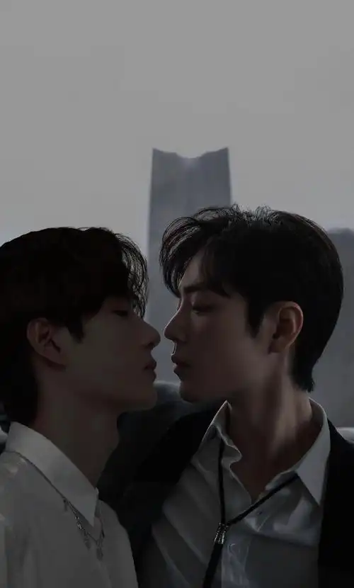 王一博和肖战的亲密照～见过这些照片么?