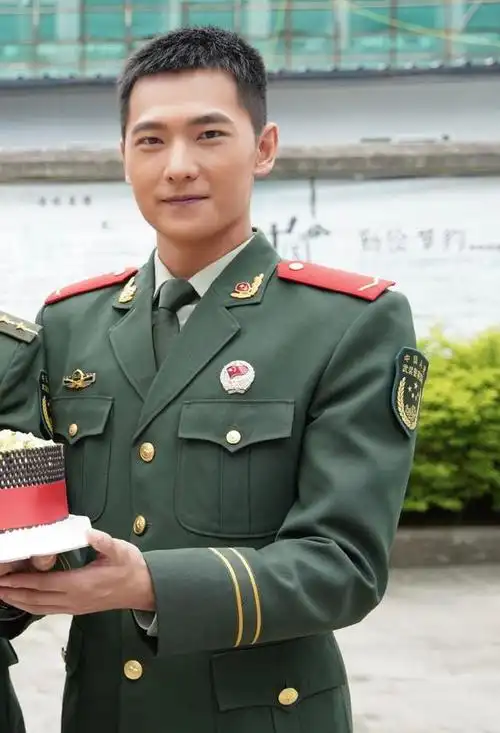 曝光出了杨洋的拍戏照片,可以看到他站在那里就是一道风景,站姿很军人