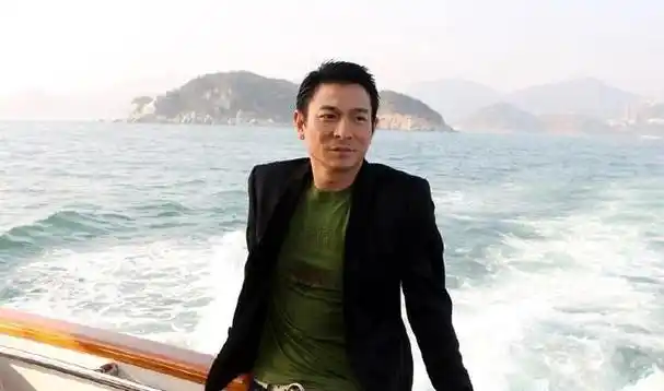 更令人惊奇的是,刘德华在1988年出道至2001年,他一共获得了292个大小