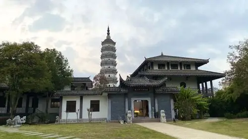 振风塔浓缩了安庆振风塔二分之一的比例 ,是七层八角楼阁式的建筑.