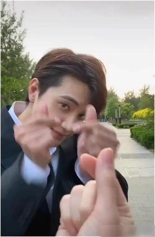 张檬小五合体秀恩爱捏喉结动作太亲密获小五比心发出迷妹尖叫