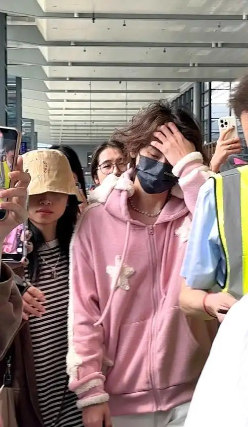 小鬼王琳凯今日份机场路透粉色外套还有天使翅膀好可爱的穿搭!