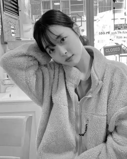 崔雪莉超话#崔雪莉头像##晚安崔雪莉#黑白色调更有故事感 99