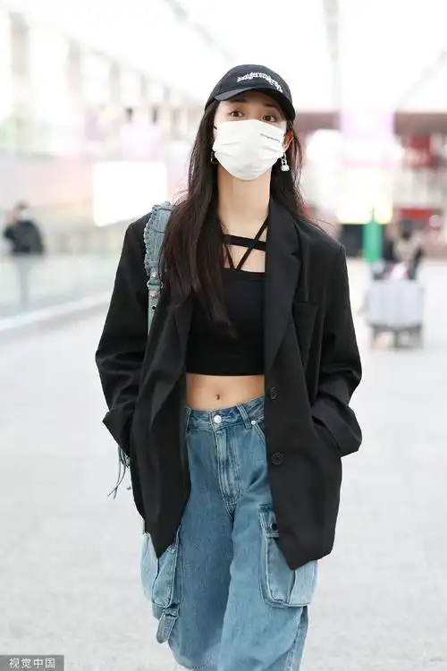 组图:周洁琼西装造型现身机场 穿牛仔裤露出细腰身材好