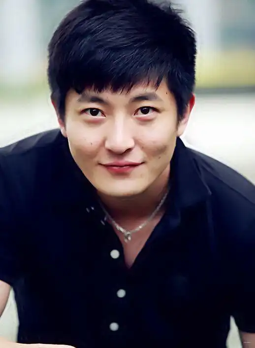 "卡粉男孩"郭京飞越来越好,称年轻时就是校草,看完照片我信了