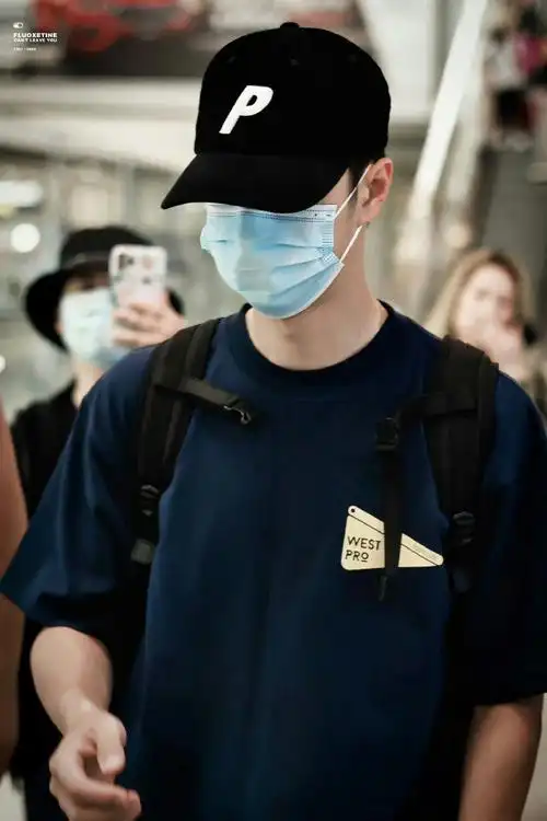 王一博出发日本机场##王一博藏蓝色短袖