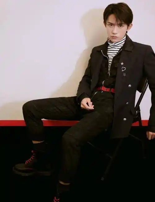 叠穿大法易烊千玺可谓是驾轻就熟风度翩翩又不失少年的气息