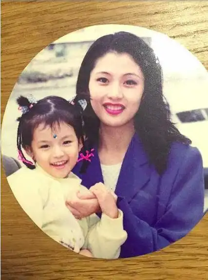 刘亦菲的妈妈杨采钰的妈妈钟楚曦的妈妈三人的颜值不相上下