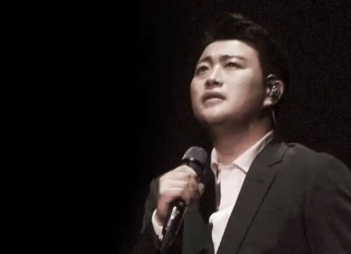 这位韩国男歌手也太不要脸了!