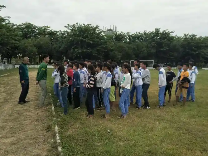 晨跑后的礼仪教育——保平中学郭宏凯校长针对某些同