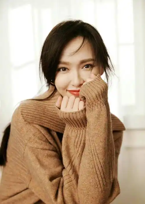 38岁唐嫣初秋随拍美图曝光,温柔毛衣穿搭美得有点犯规_罗晋_小丸子