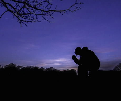 谁能给我一张对着夕阳走的男生头像,要有孤寂感,谢谢