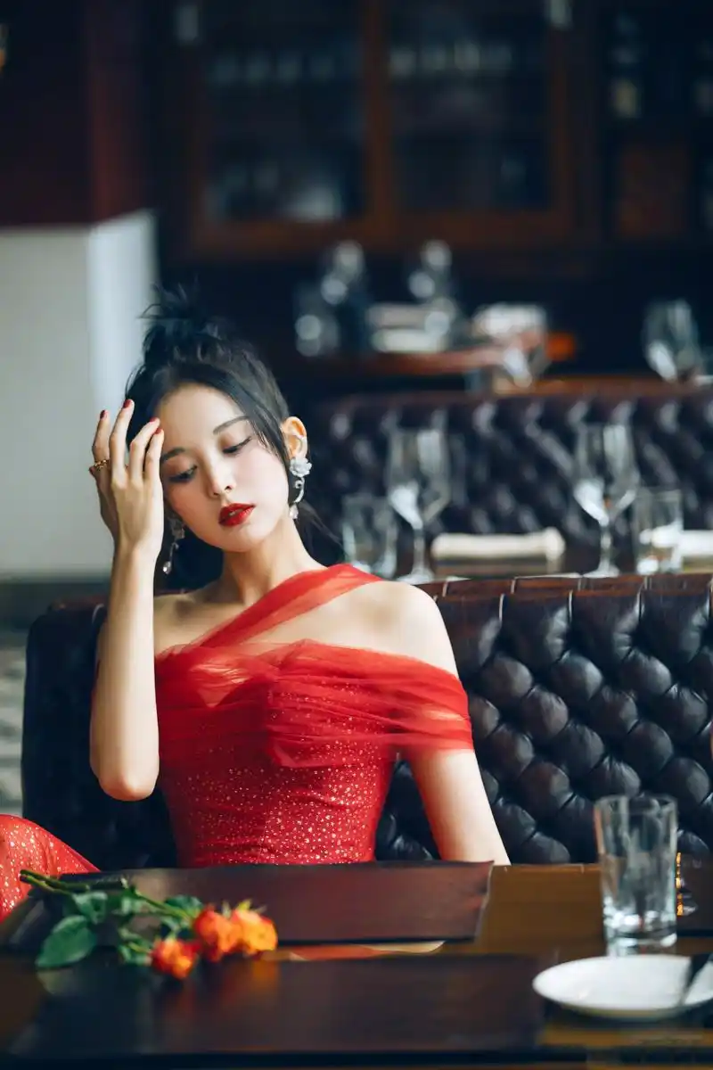 古力娜扎一袭红裙加身,穿起来很风情万种,好美