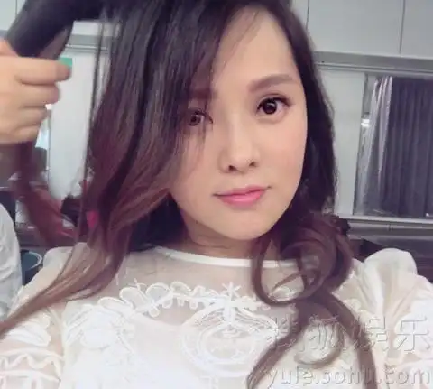 怀孕也要美美哒伊能静拍孕照化妆卷发气质佳