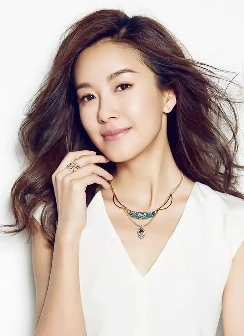 当今社会,娱乐圈中的女明星无疑是受到广大粉丝和观众们追捧的对象.