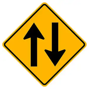 白色背景上的警告标志双向交通