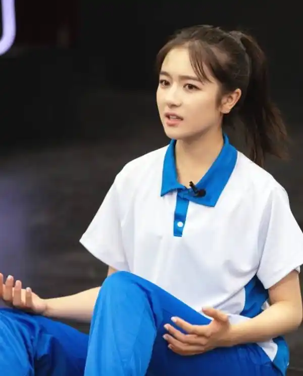 李兰迪穿校服又回到了"周周",瘦了更可爱