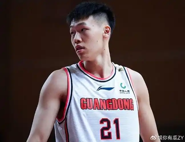 进攻端,张明浩进攻选择差,没有传球意识,喜欢单干,没有大局观.