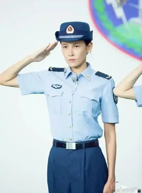 不过大部分都是剧照,而只有一位真正的军人身份,那就是徐璐,她以前是